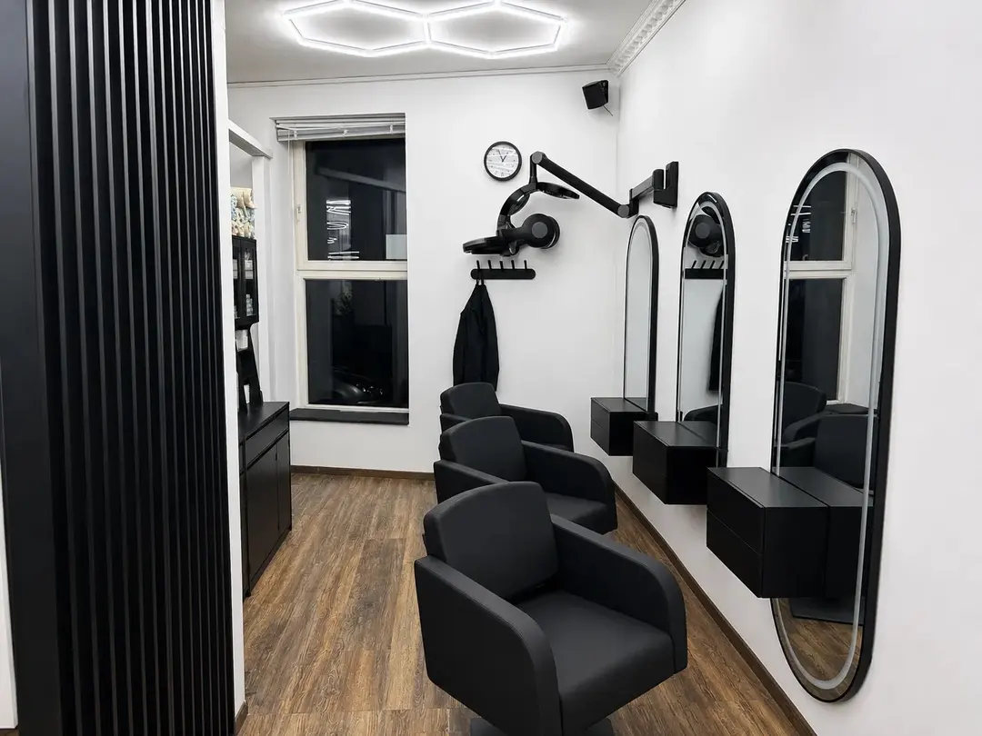 Damenbereich im Triple B Hairstudio in Neuss: drei Friseurstühle vor ovalen Spiegeln
